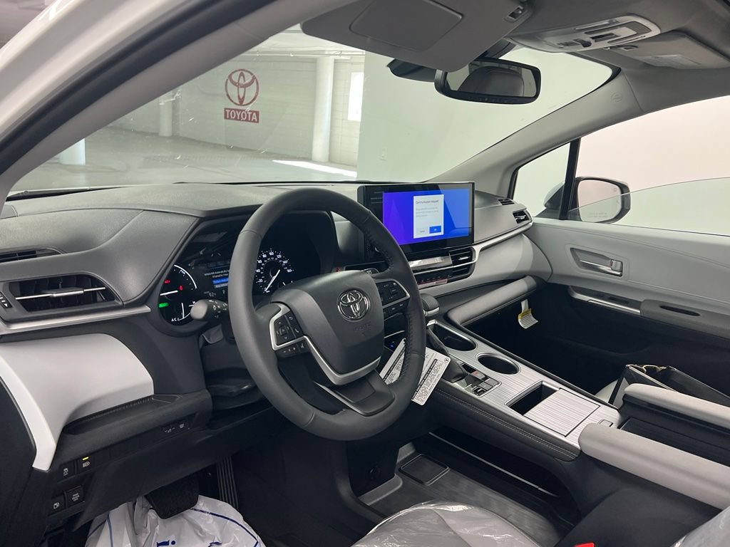 Used 2026 Toyota Sienna XLE FWD image 9