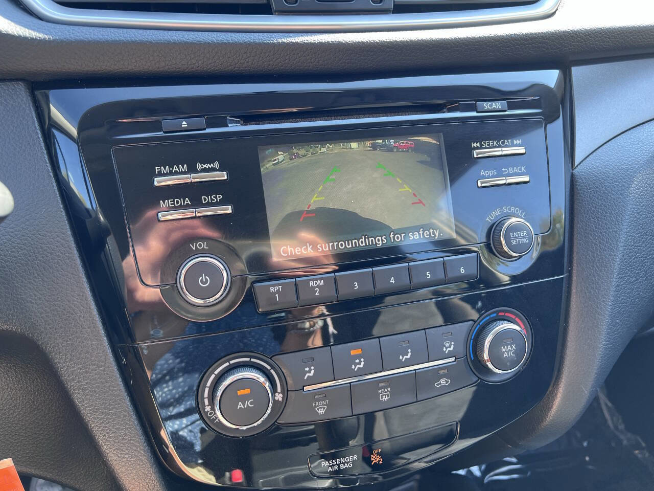 Used 2015 Nissan Rogue S image 17