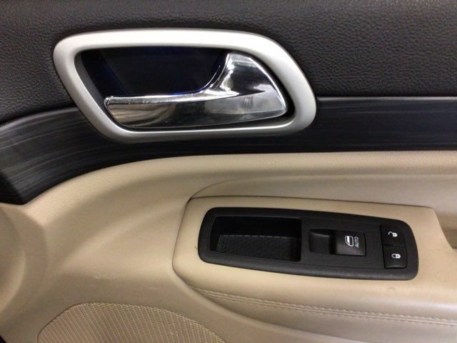 Used 2020 Jeep Grand Cherokee Laredo AWD/4WD image 12