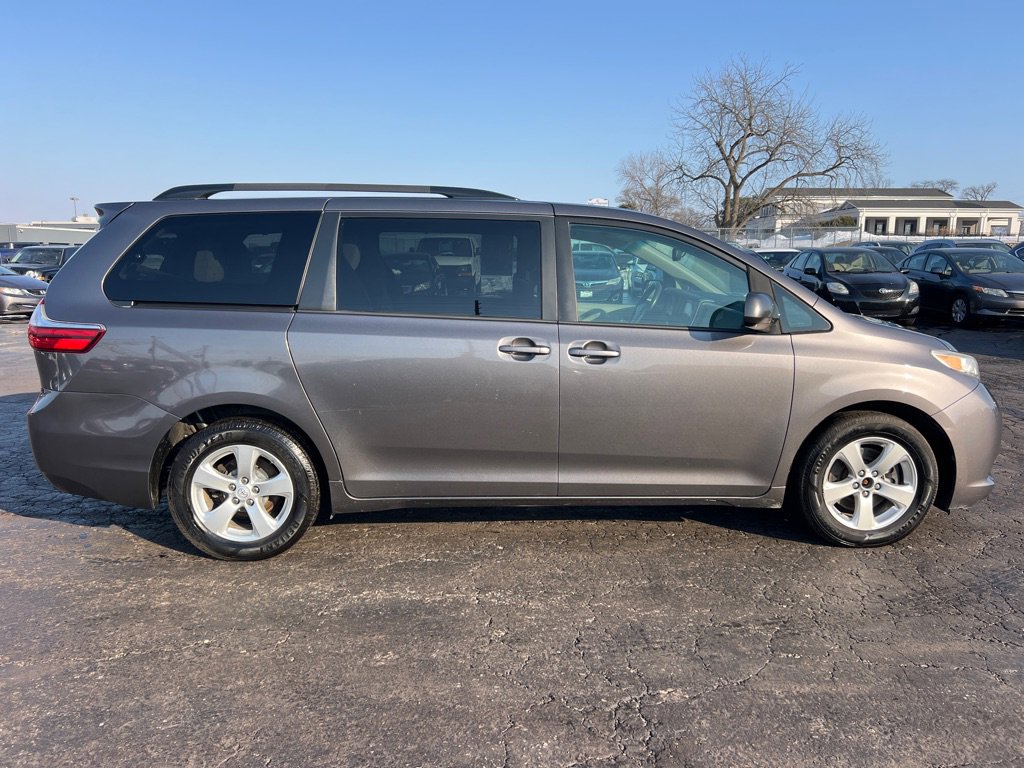 Used 2017 Toyota Sienna LE image 8