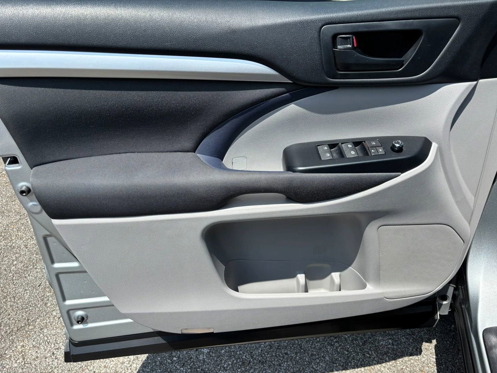 Used 2017 Toyota Highlander LE w/ Carpet Mat Package FWD image 21