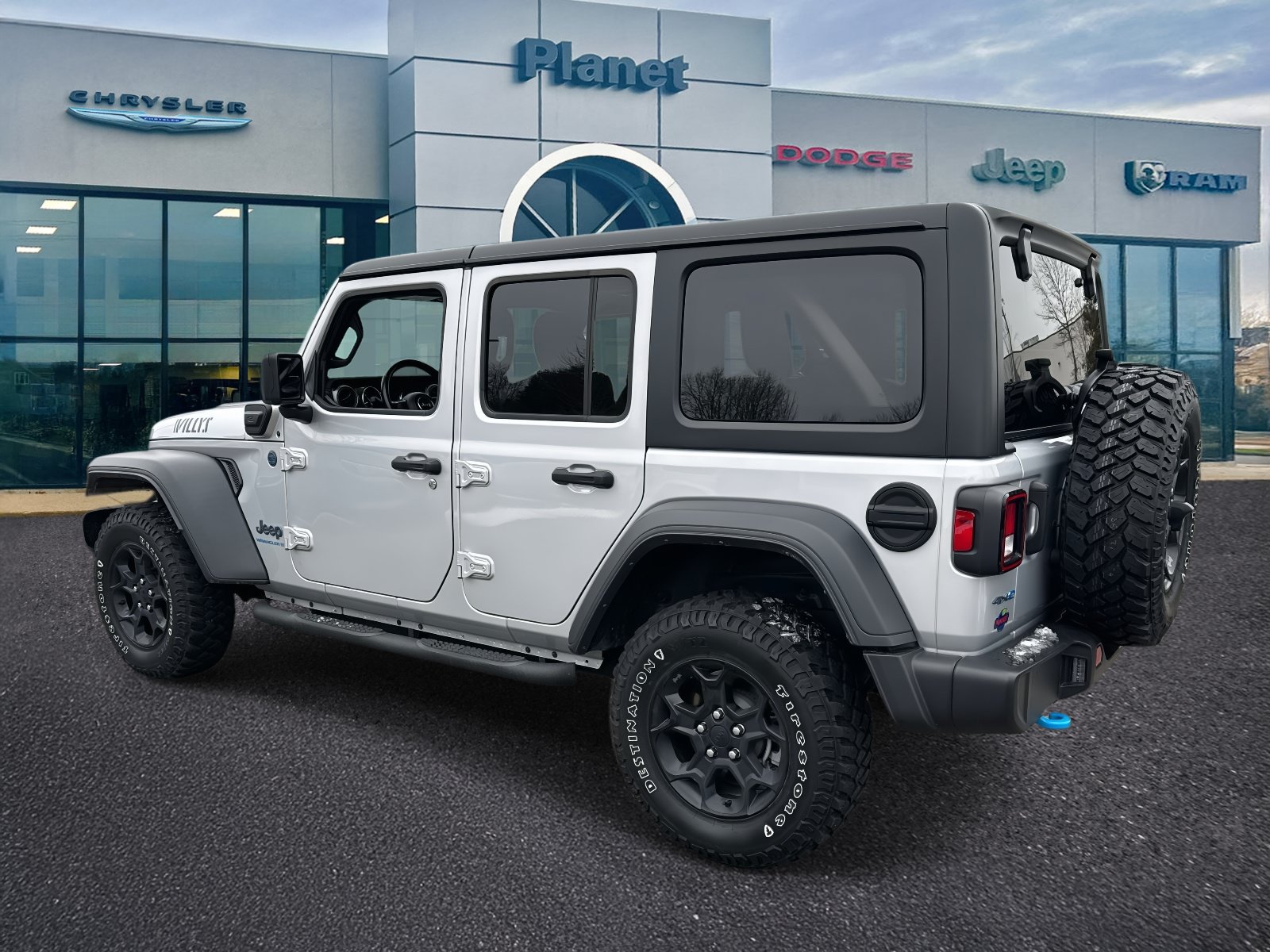 Used 2023 Jeep Wrangler Unlimited w/ Cold Weather Group AWD/4WD image 3