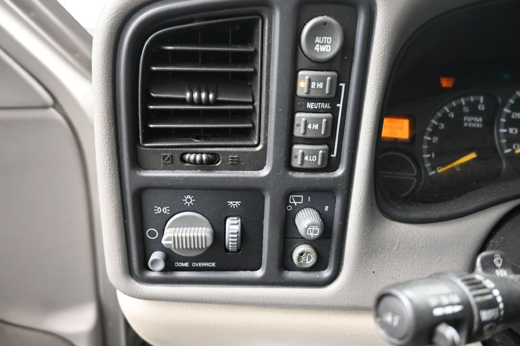 Used 2000 Chevrolet Suburban LT w/ LT Preferred Equipment Group AWD/4WD image 32
