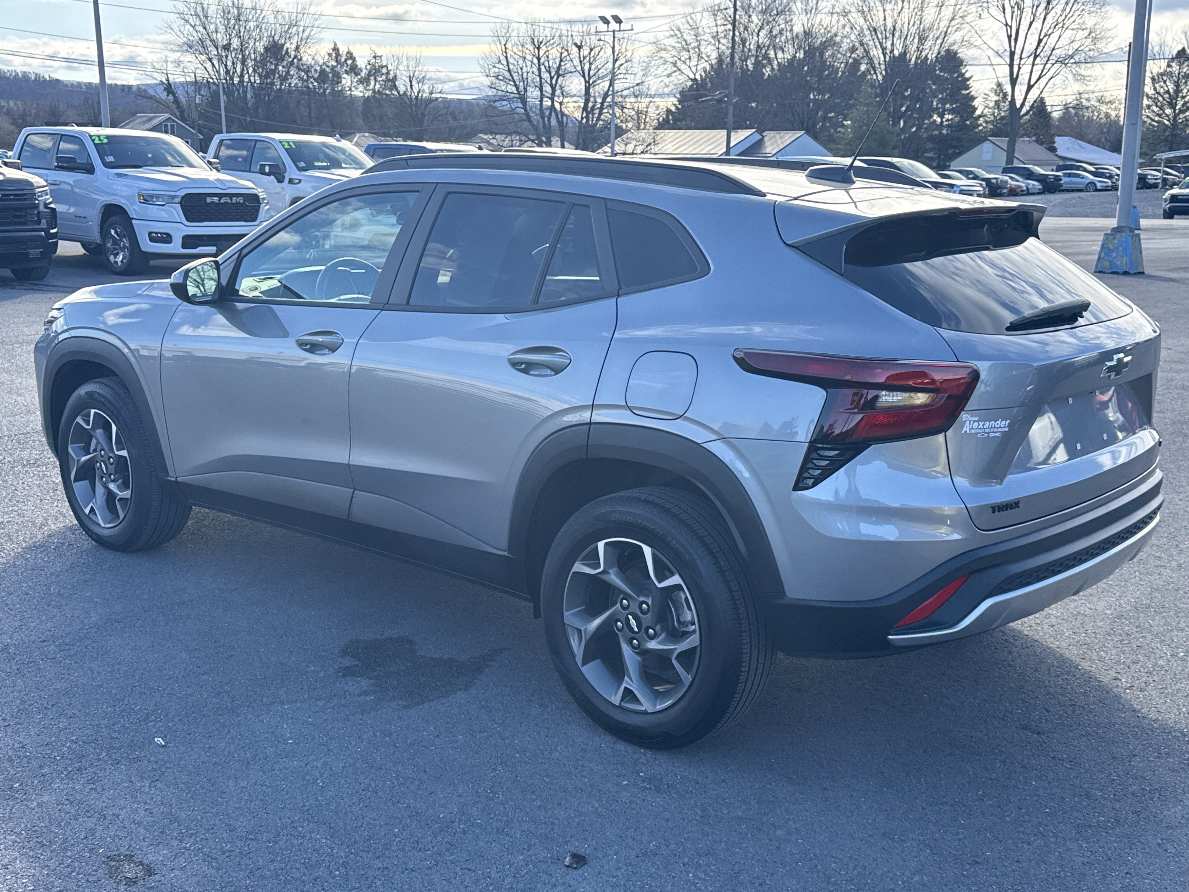 Used 2025 Chevrolet Trax LT w/ LT Convenience Package image 6