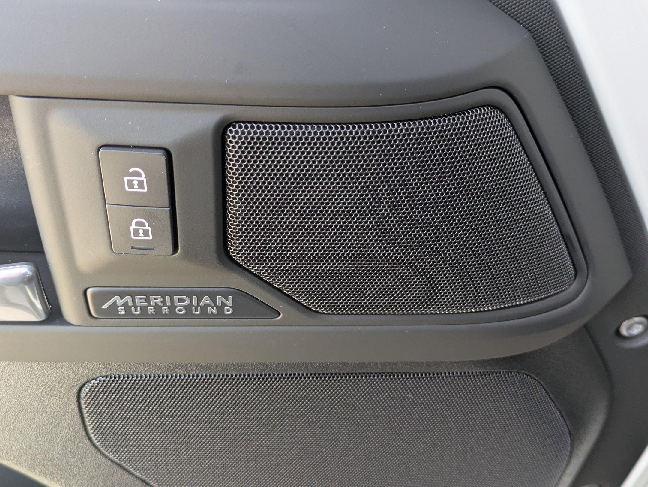 Certified 2025 Land Rover Defender 110 X-Dynamic SE image 23