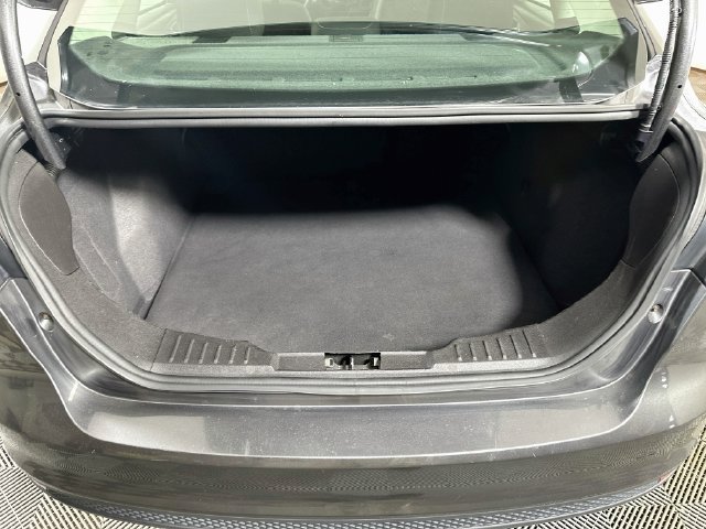 Used 2018 Ford Focus SE w/ SE Appearance Package FWD image 28
