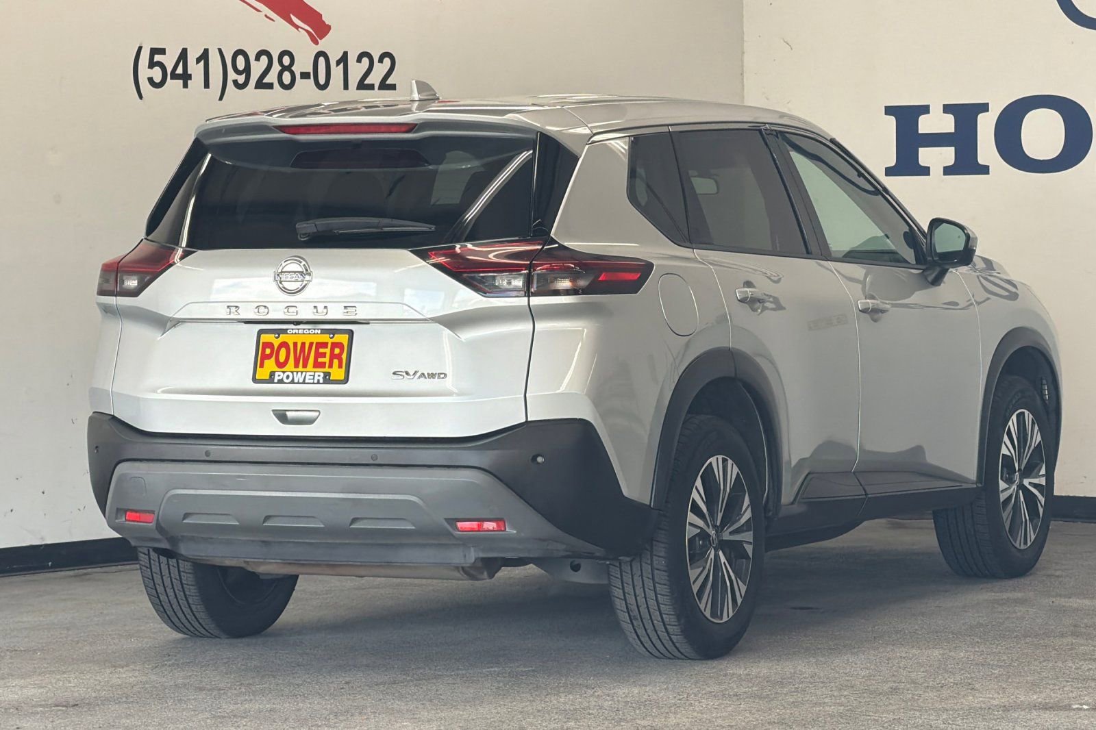 Used 2021 Nissan Rogue SV image 3