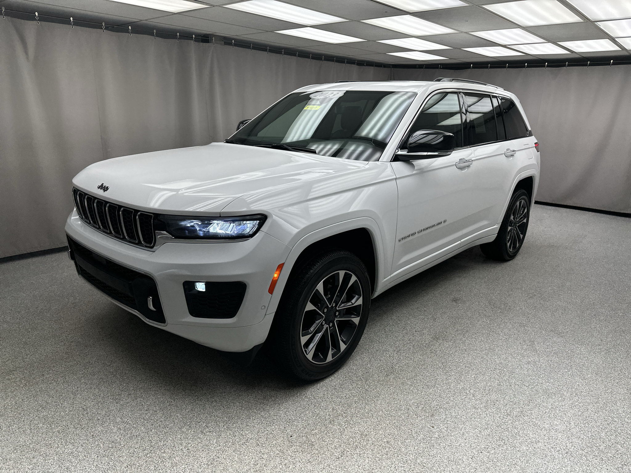 Used 2023 Jeep Grand Cherokee Overland w/ Luxury Tech Group IV AWD/4WD image 2