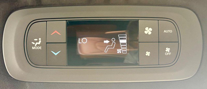 Used 2025 Chrysler Pacifica Pinnacle FWD image 13