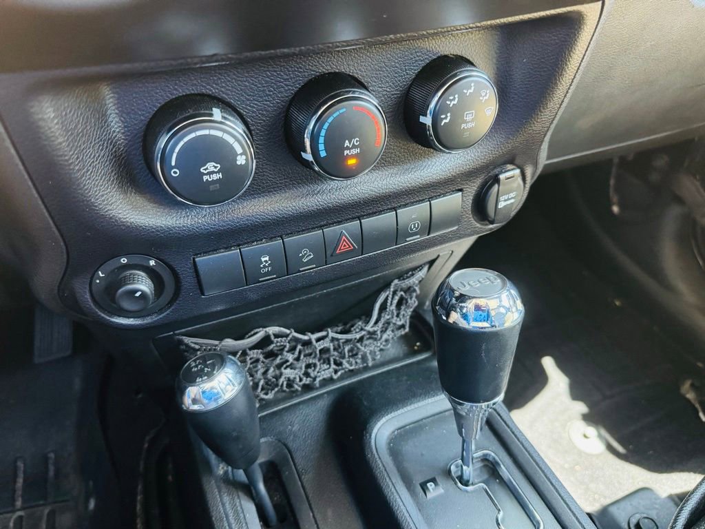 Used 2014 Jeep Wrangler Unlimited Sahara w/ Connectivity Group AWD/4WD image 16