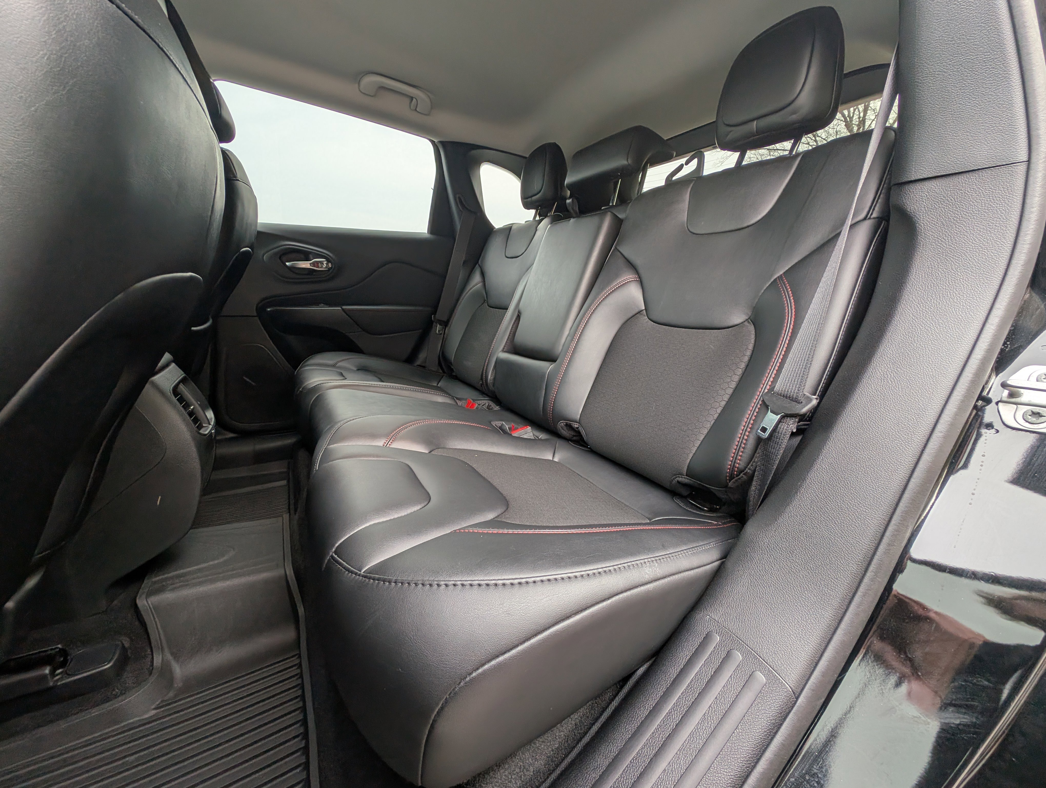 Used 2022 Jeep Cherokee Trailhawk image 17