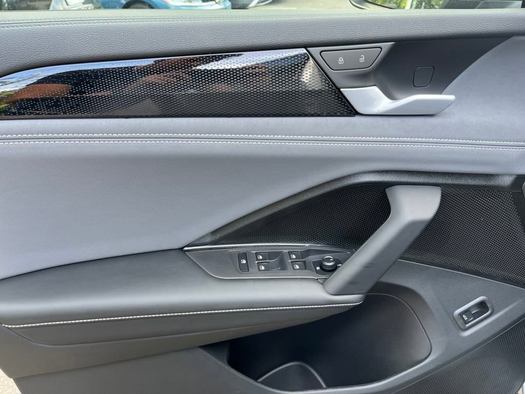 New 2025 Volkswagen Tiguan SE image 8