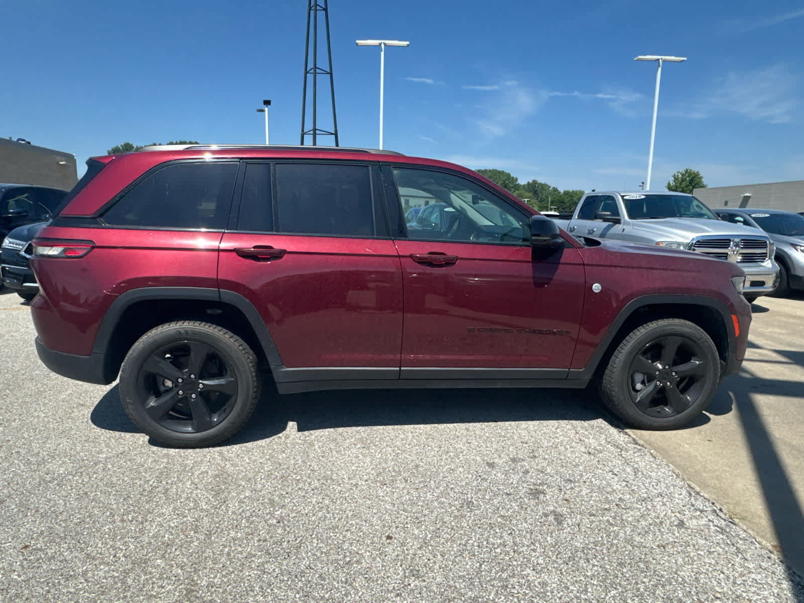 Used 2023 Jeep Grand Cherokee Limited w/ Black Appearance Package AWD/4WD image 6