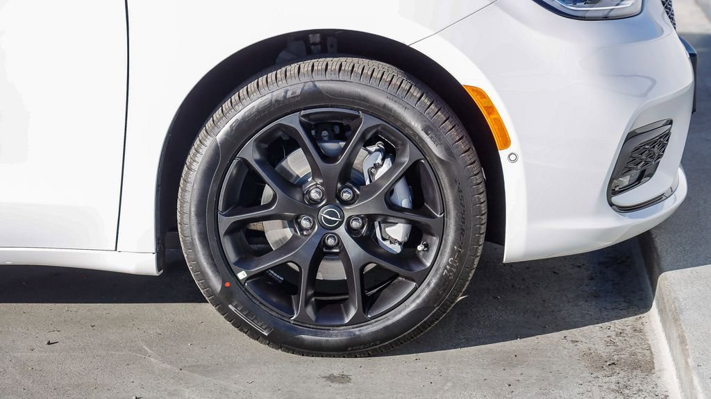 New 2026 Chrysler Pacifica Select w/ S Appearance Package image 10