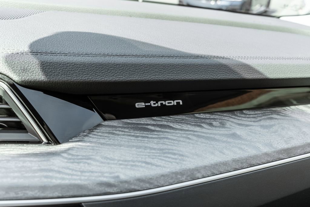 Used 2021 Audi e-tron Premium Plus w/ Premium Plus Package AWD/4WD image 16