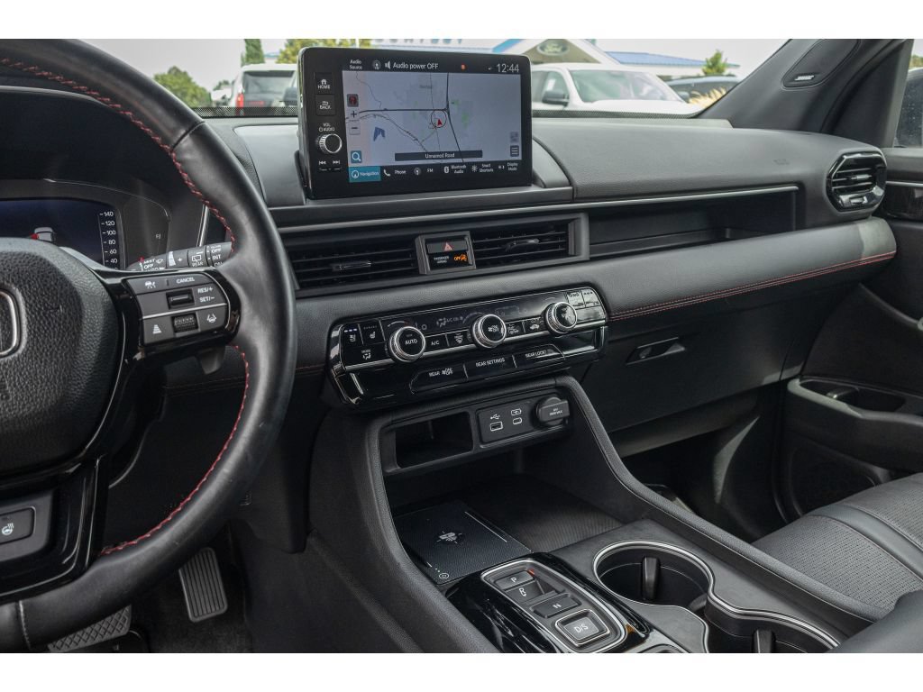 Used 2025 Honda Pilot Black Edition image 25