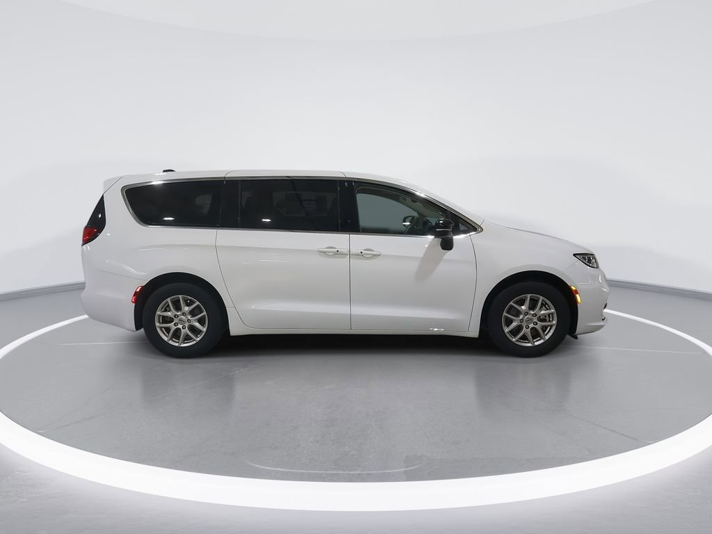 Used 2024 Chrysler Pacifica Touring-L FWD image 9