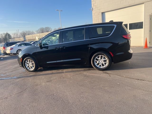 Used 2026 Chrysler Pacifica Select image 12