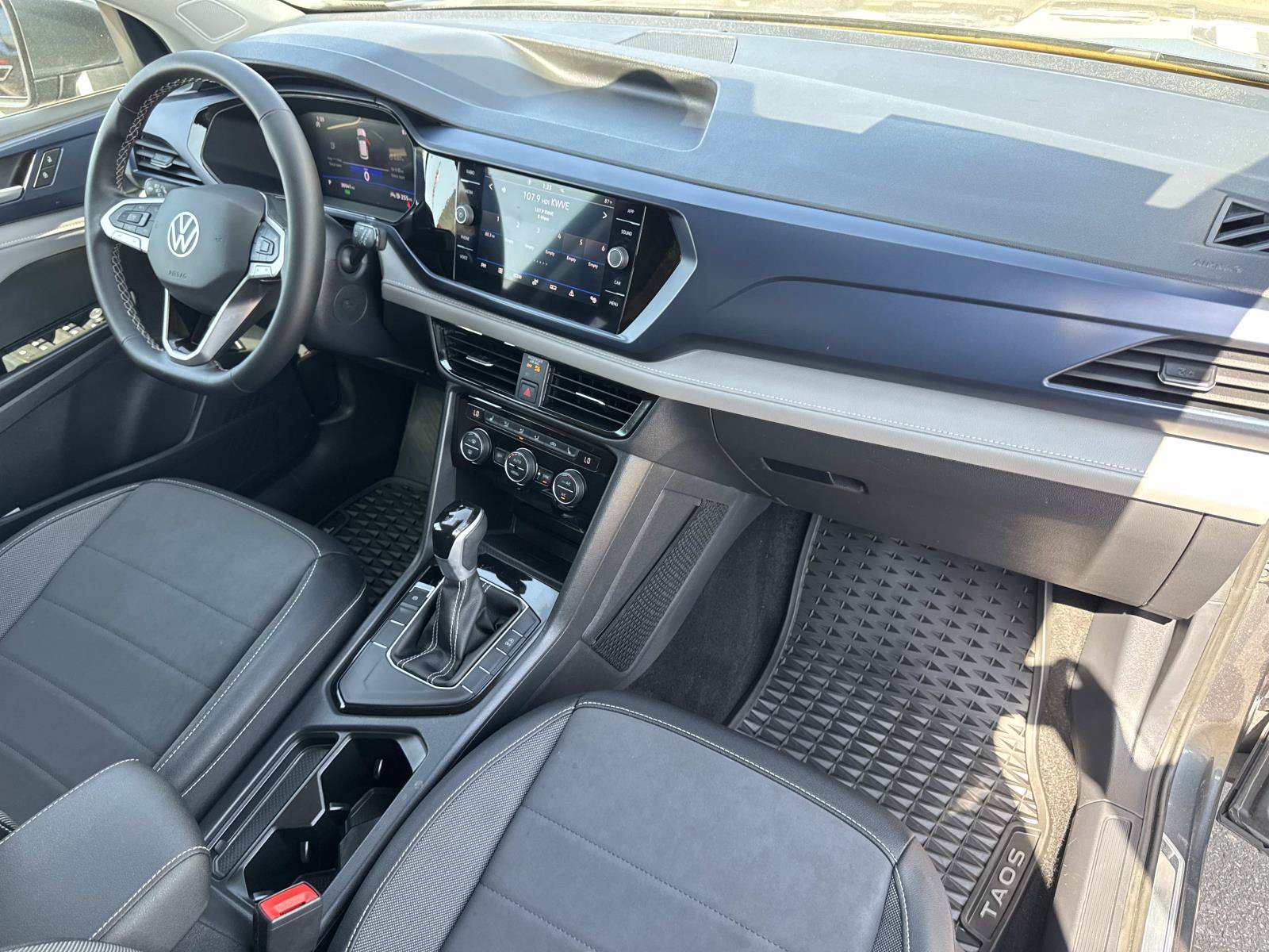 Certified 2024 Volkswagen Taos SE FWD image 34