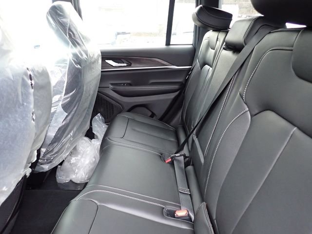 New 2025 Jeep Grand Cherokee Limited w/ Black Appearance Package image 13