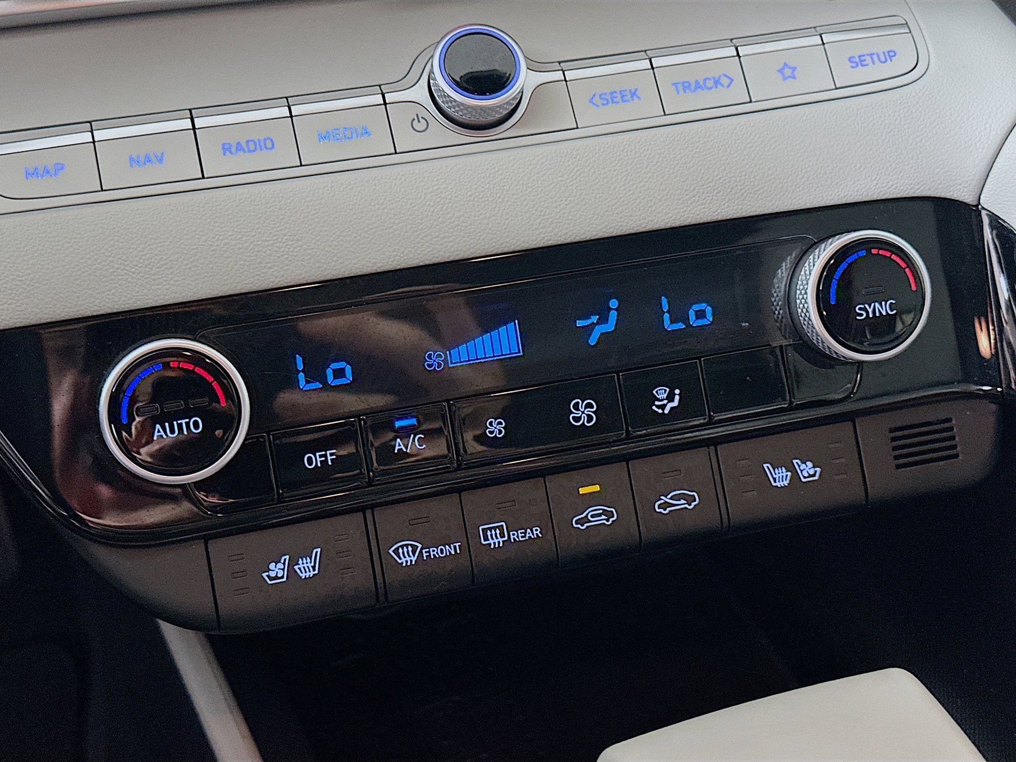 Used 2023 Hyundai Elantra Limited w/ Preferred Accessory Package image 24