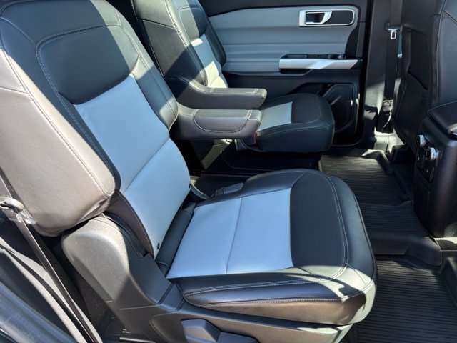 Used 2022 Ford Explorer XLT w/ XLT Sport Appearance Package AWD/4WD image 19
