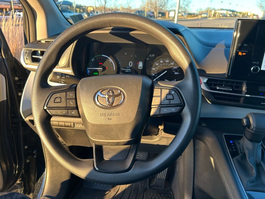 Used 2025 Toyota Sienna LE image 22