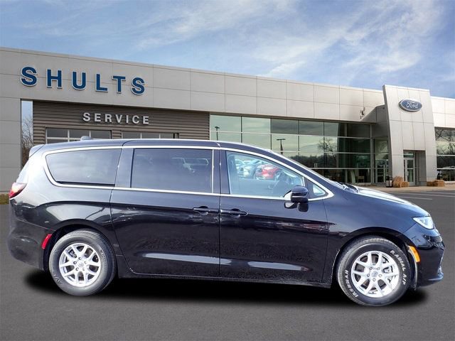 Used 2023 Chrysler Pacifica Touring-L image 4