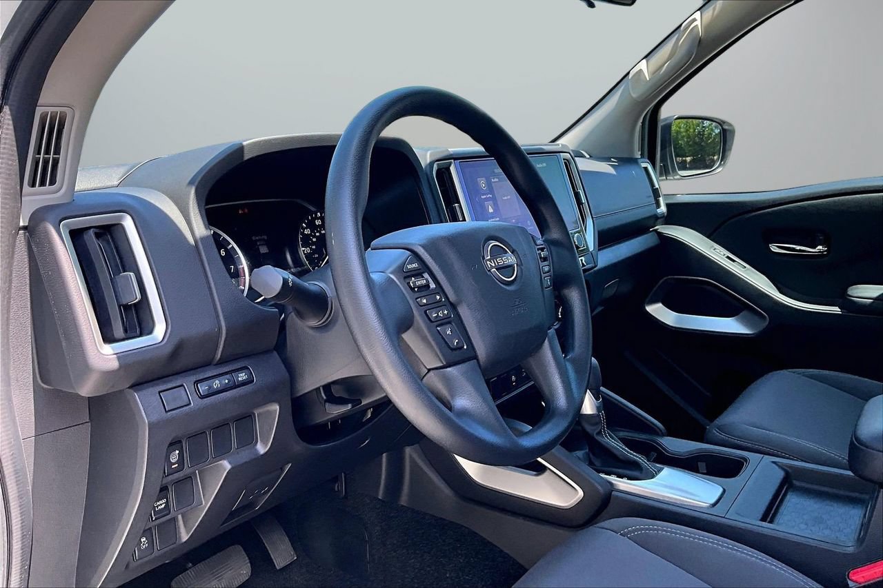 Used 2025 Nissan Frontier SV RWD image 17