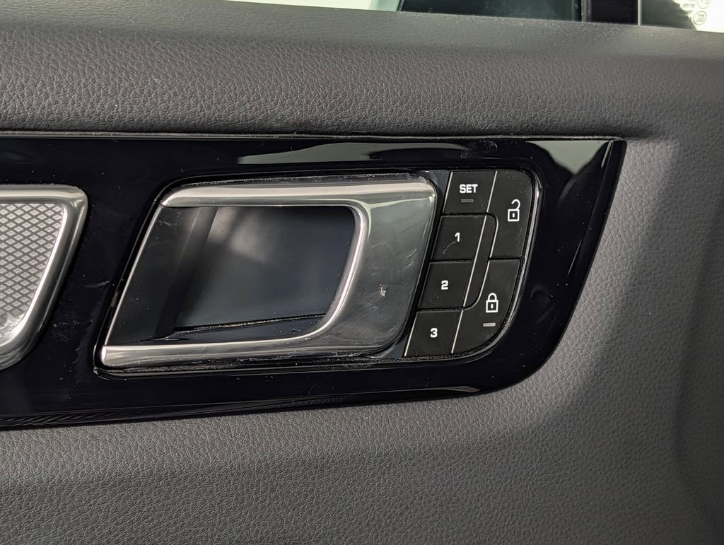 Certified 2023 Porsche Cayenne Platinum Edition image 24