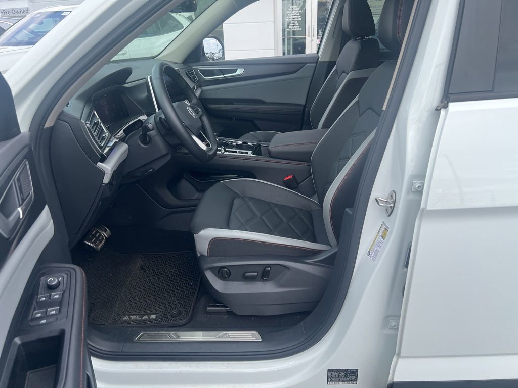 Used 2025 Volkswagen Atlas Peak Edition SE image 11