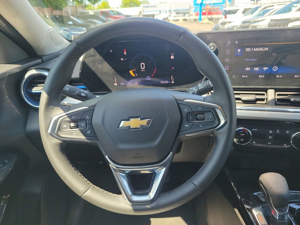 Used 2025 Chevrolet Trax LT FWD image 23