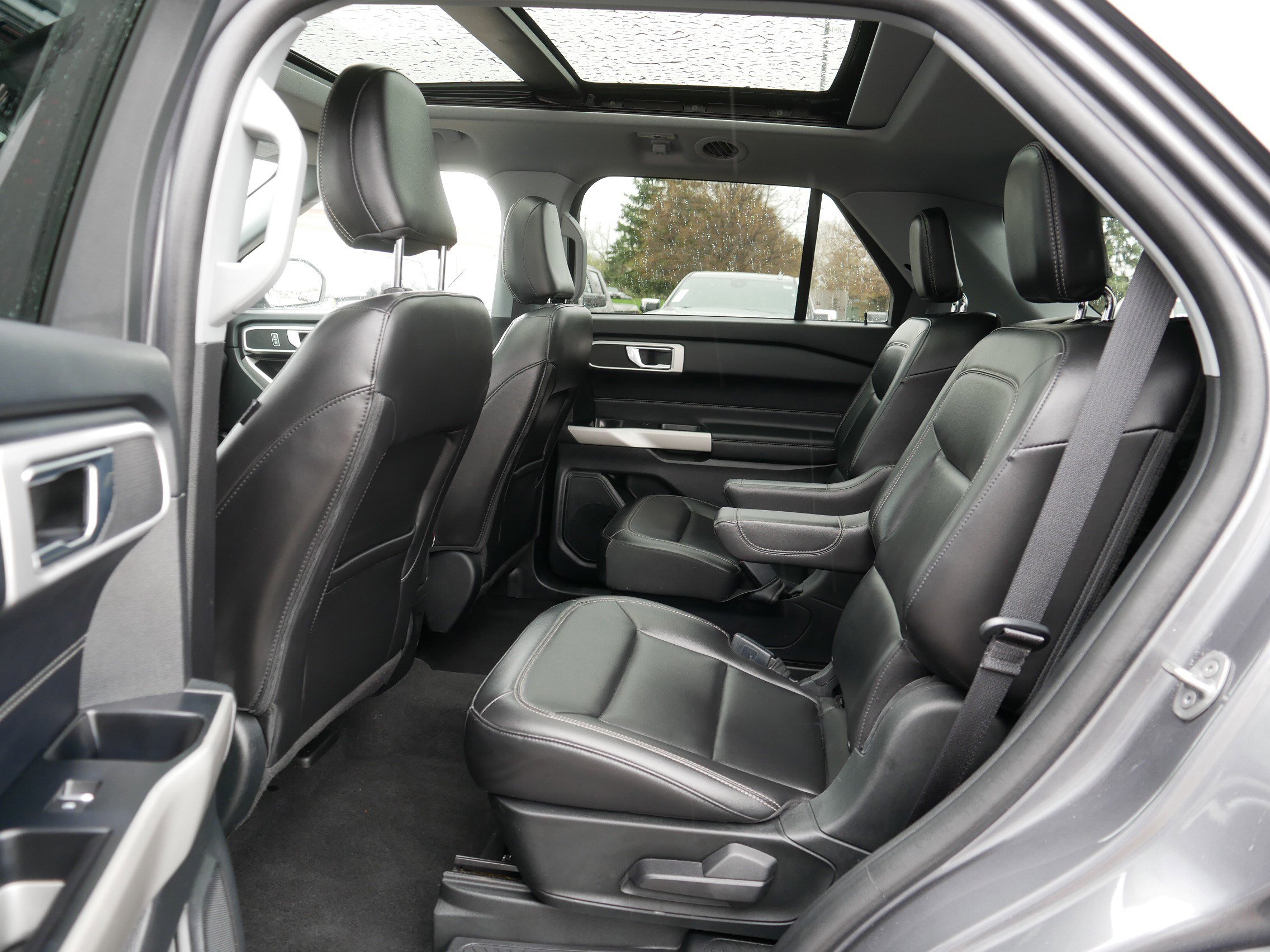 Used 2022 Ford Explorer XLT w/ Equipment Group 202A AWD/4WD image 35