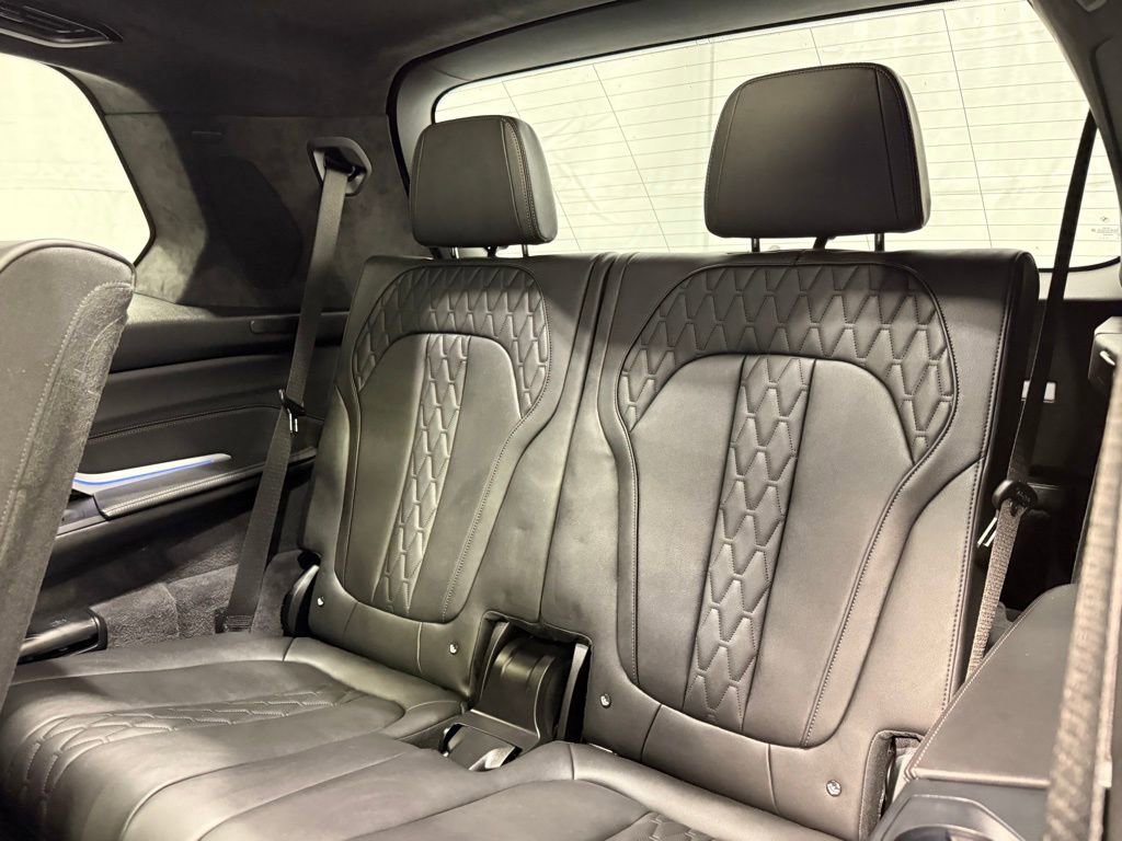 Used 2025 BMW X7 M60i image 25