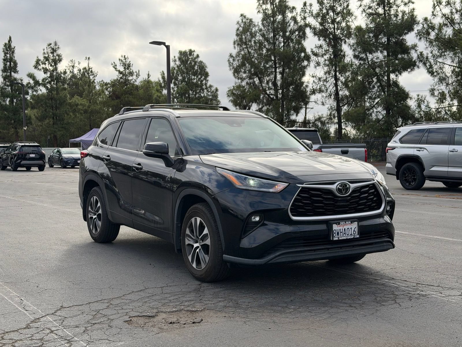 Used 2021 Toyota Highlander XLE AWD/4WD image 2