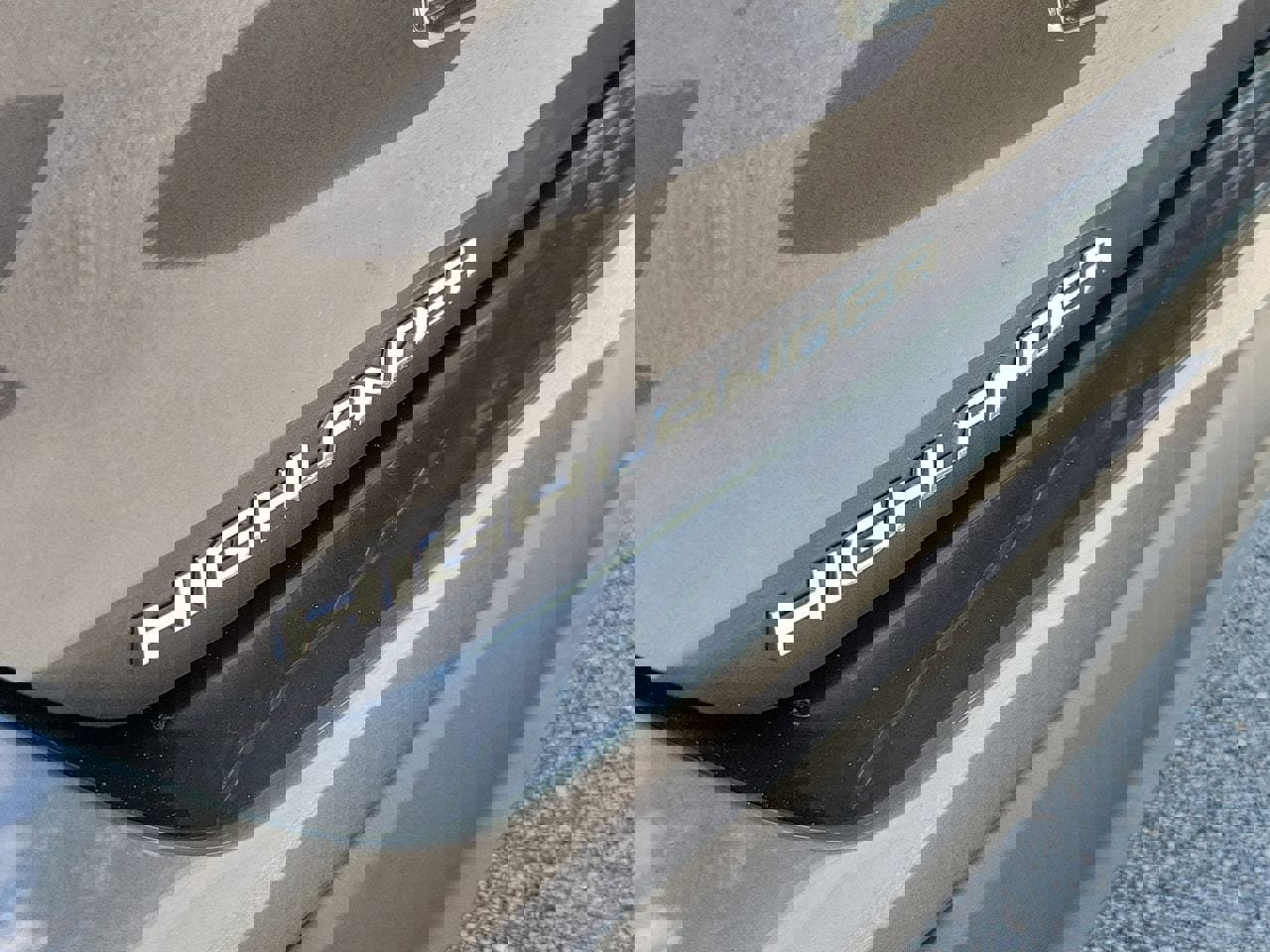 Used 2023 Toyota Highlander XLE FWD image 6