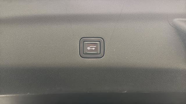 Used 2022 Chevrolet Tahoe Z71 w/ Luxury Package AWD/4WD image 30