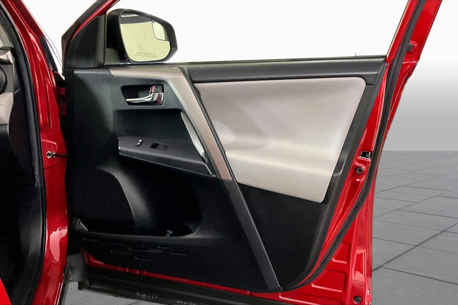 Used 2017 Toyota RAV4 XLE w/ Carpet Mat Package FWD image 22