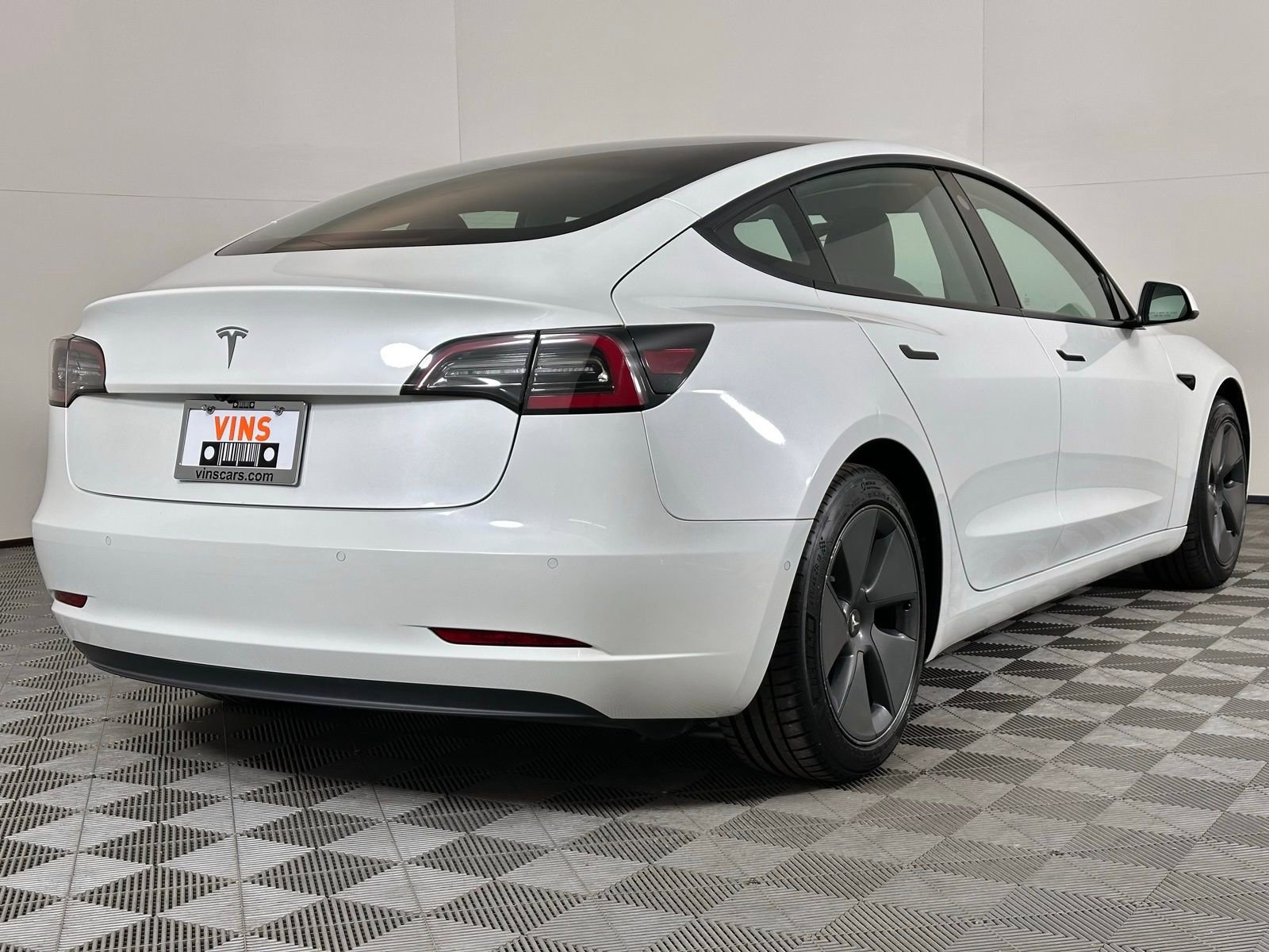 Used 2021 Tesla Model 3 Standard Range Plus image 4