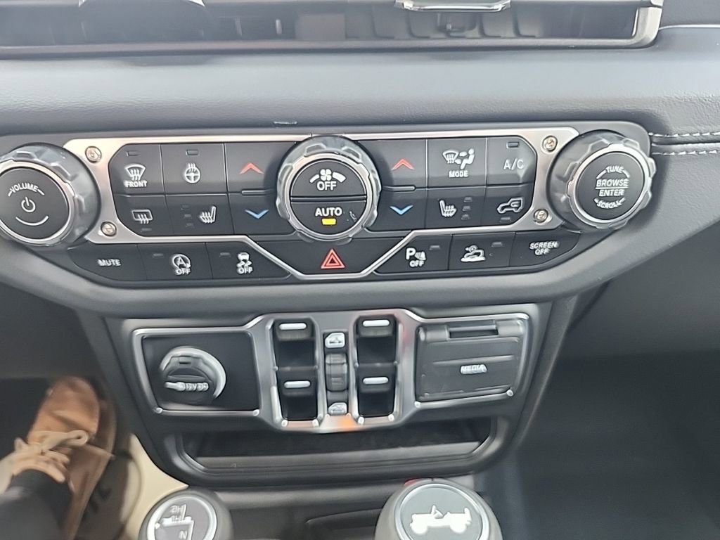 New 2025 Jeep Wrangler Unlimited Sahara AWD/4WD image 32
