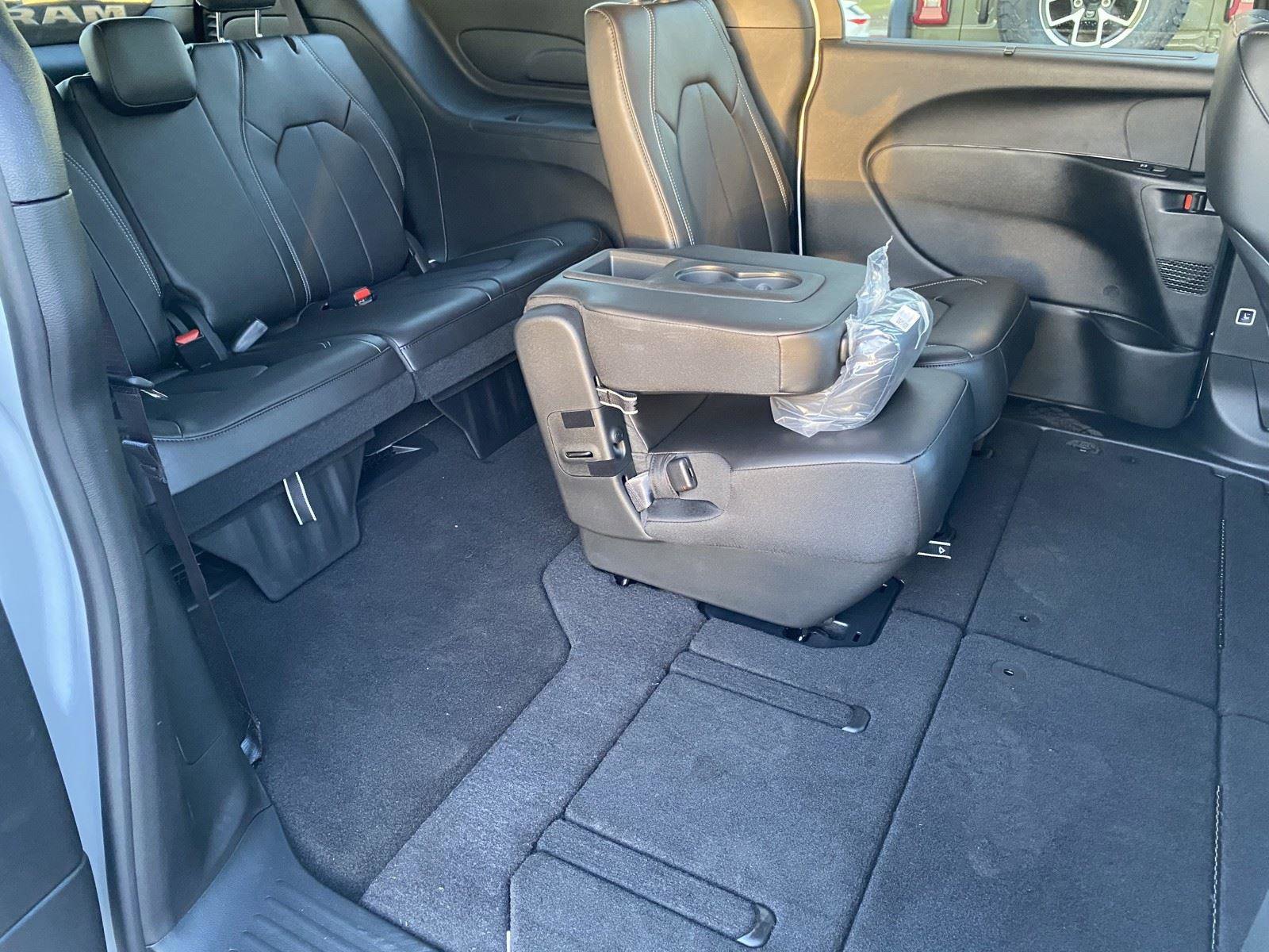 New 2026 Chrysler Pacifica Select FWD image 9