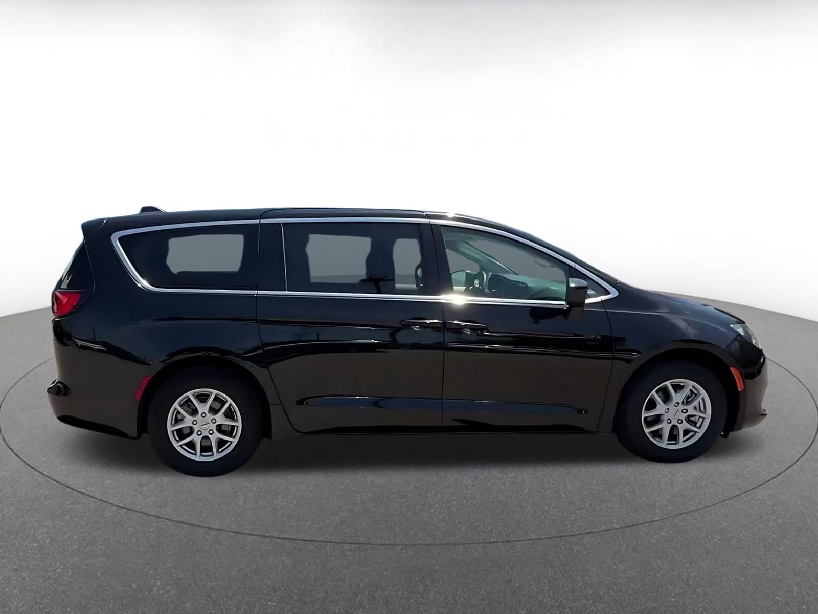 Used 2024 Chrysler Voyager LX FWD image 16