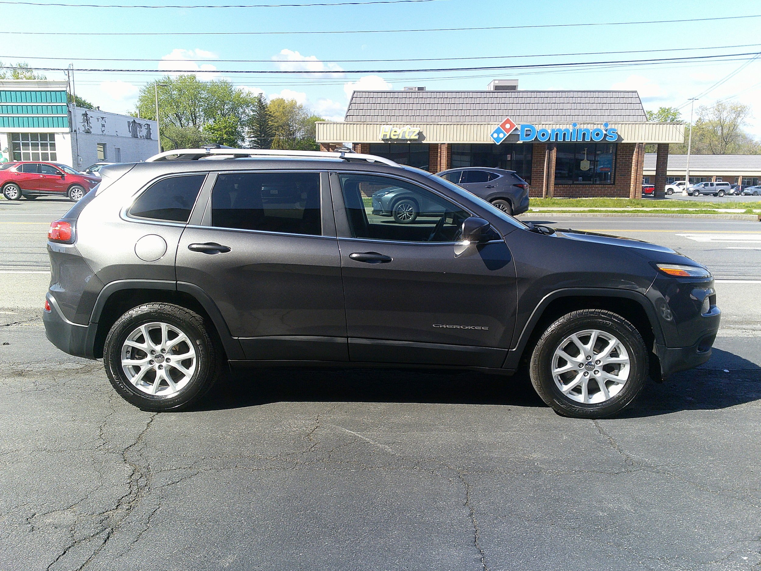 Used 2017 Jeep Cherokee Latitude w/ Cold Weather Group AWD/4WD image 6