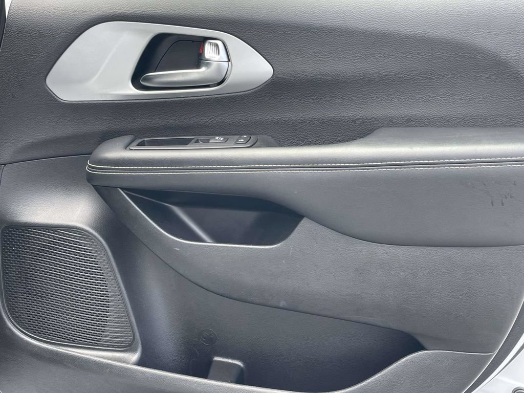 Certified 2025 Chrysler Pacifica Limited FWD image 18