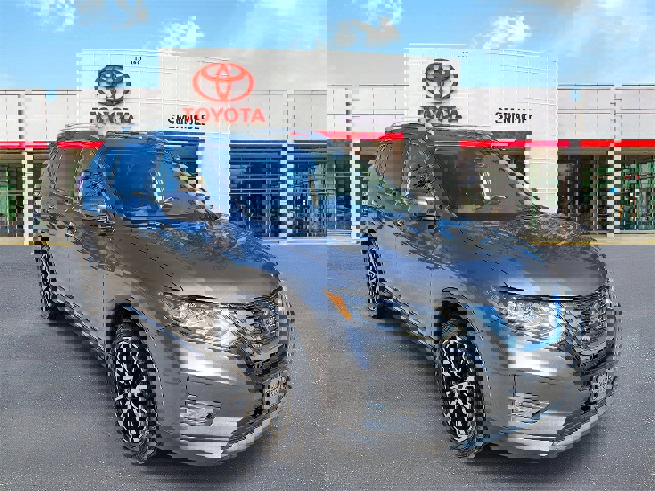 Used 2018 Nissan Rogue SL w/ Premium Package image 2