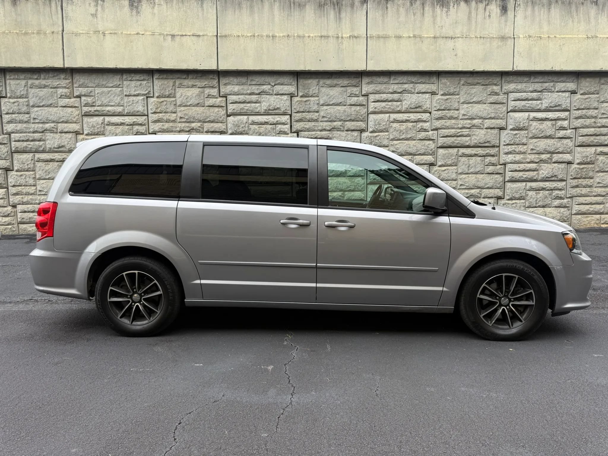 Used 2017 Dodge Grand Caravan SE FWD image 5