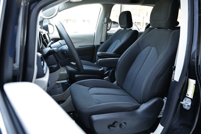 Used 2022 Chrysler Voyager LX image 19