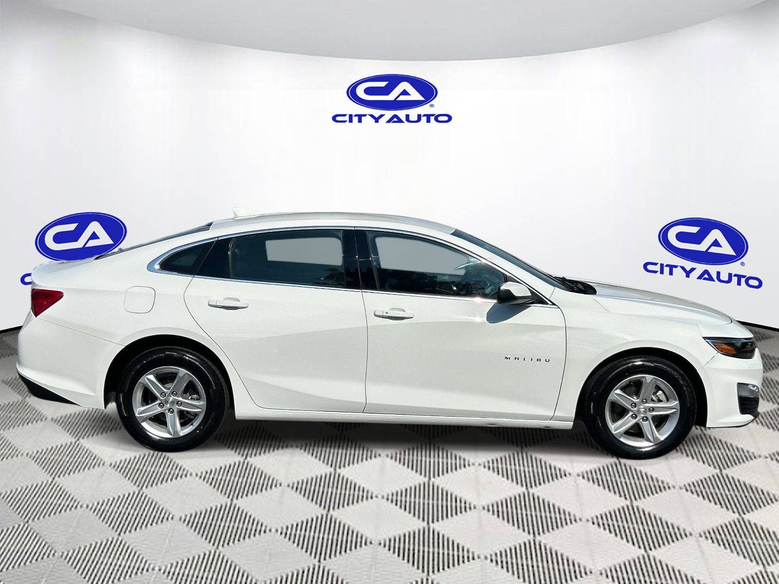Used 2024 Chevrolet Malibu LT FWD image 2