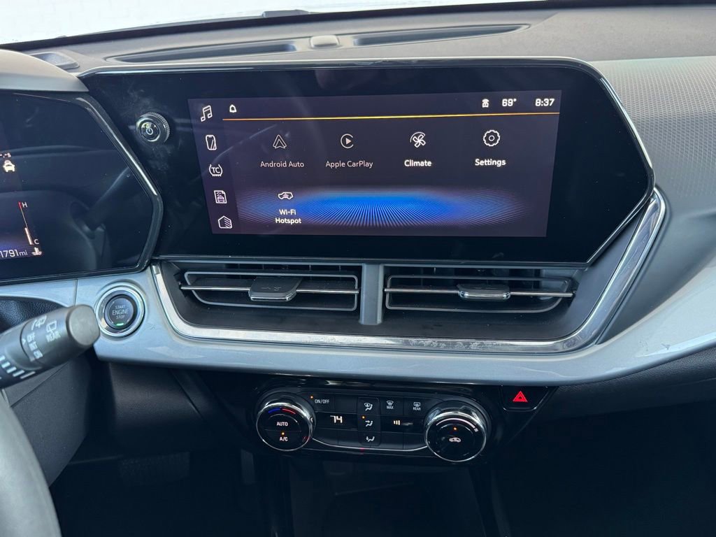 Used 2025 Chevrolet Trax LT FWD image 29