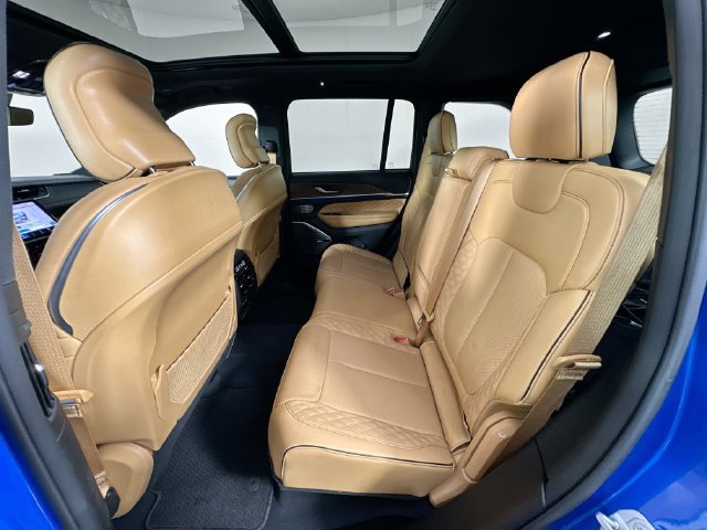 Used 2023 Jeep Grand Cherokee Summit AWD/4WD image 28